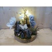 Kunstbloemen met decotak met uil of hert dia. 30 cm met verlichting